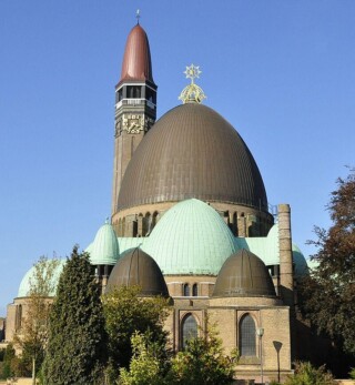 De Sint-Jan, hier gezien vanuit het zuiden, telt in totaal negentien koperen koepels.