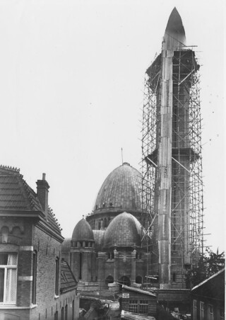 Sint-Jan van Waalwijk in aanbouw, mei 1925