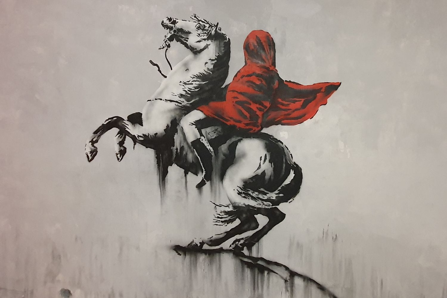 Bonaparte, 2018 - Stencil met spuitverf van Banksy, Avenue de Flandre, Parijs. In dit werk vervangt Banksy Napoleon door een onbekende figuur gehuld in een mantel.