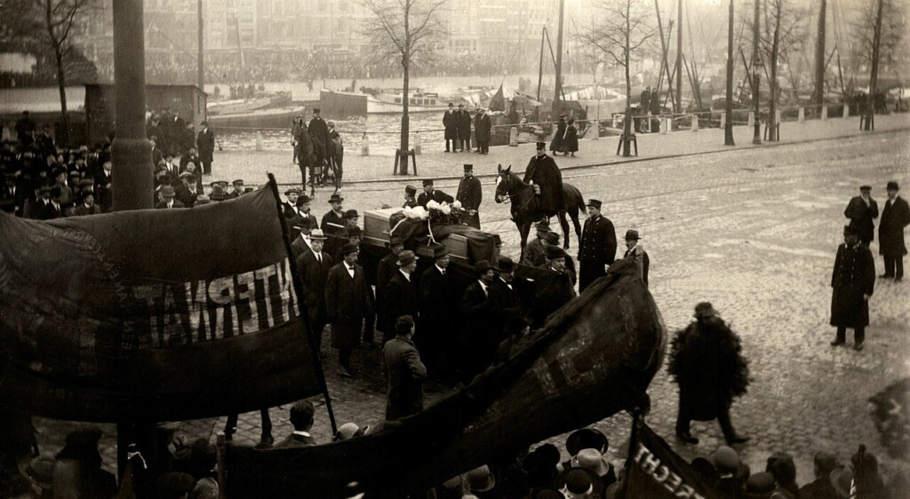 Het stoffelijk overschot van Ferdinand Domela Nieuwenhuis arriveert op het Centraal Station in Amsterdam