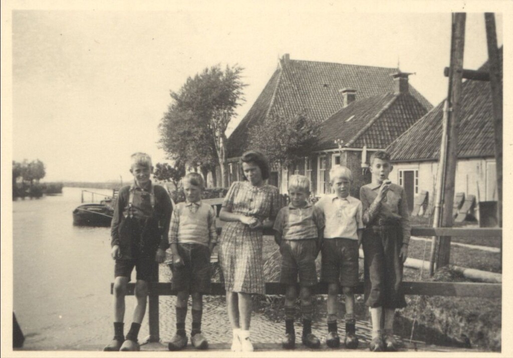 De onderduikster Bella Heuschober (midden) op de brug in Abbegeasterketting