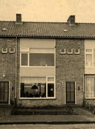 De doorzonwoning van de familie Van den Berg aan de Mr. F.A. van Hallweg. Nederlands Openluchtmuseum. Familiearchief Van denBerg, circa 1960