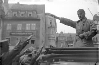 Adolf Hitler brengt de Hitlergroet, februari 1932