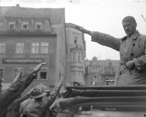 Adolf Hitler brengt de Hitlergroet, februari 1932