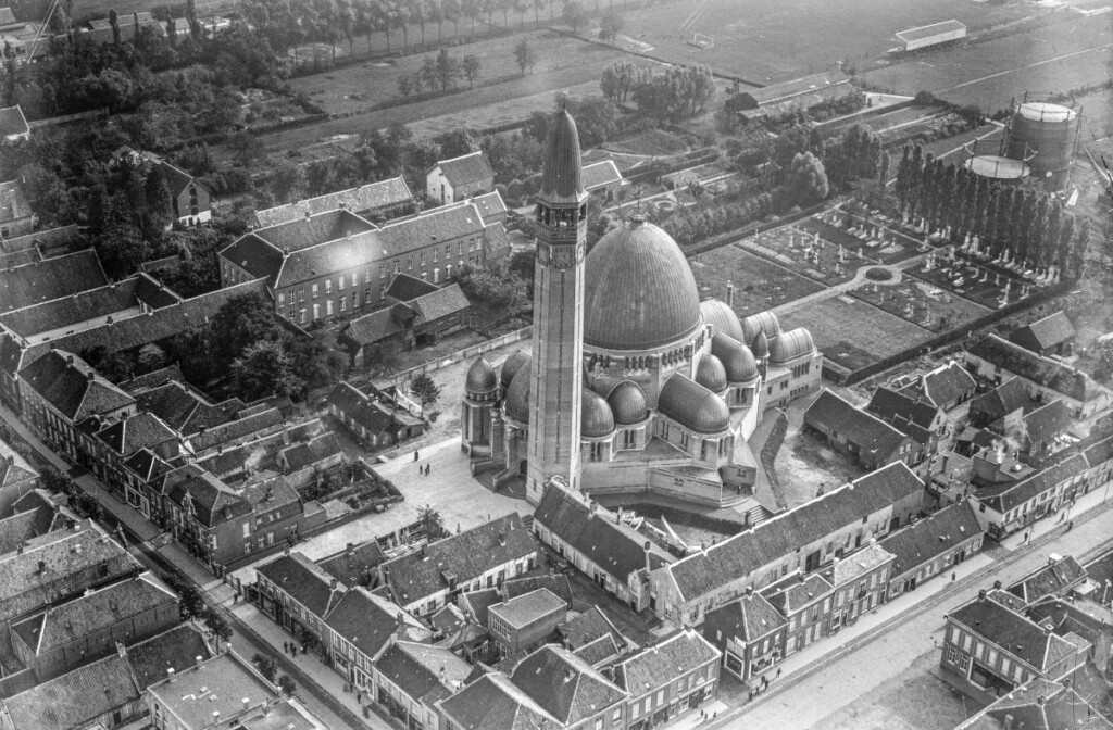 De nieuwe Sint-Janskerk in 1925. Op het kerkplein is de gestalte van pastoor Van Riel zichtbaar.