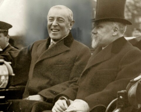 De Amerikaanse president Woodrow Wilson in 1918 tijdens een rondrit met de Franse president Raymond Poincaré