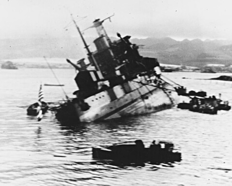 Kapseizende USS Utah tijdens de aanval op Pearl Harbor, 1941