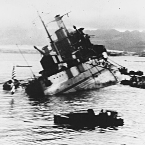 Kapseizende USS Utah tijdens de aanval op Pearl Harbor, 1941