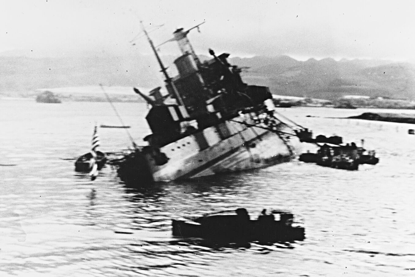 Kapseizende USS Utah tijdens de aanval op Pearl Harbor, 1941