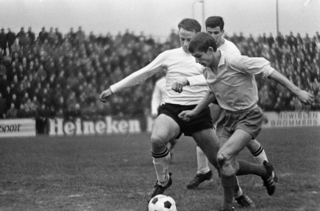 Willy Dullens namens Sittardia in actie tegen NAC-spelers Van Gorp en Vermeulen, maart 1966