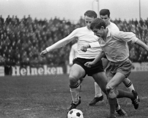 Willy Dullens namens Sittardia in actie tegen NAC-spelers Van Gorp en Vermeulen, maart 1966