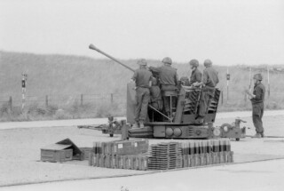 Militairen oefenen met afweergeschut in het Botgat