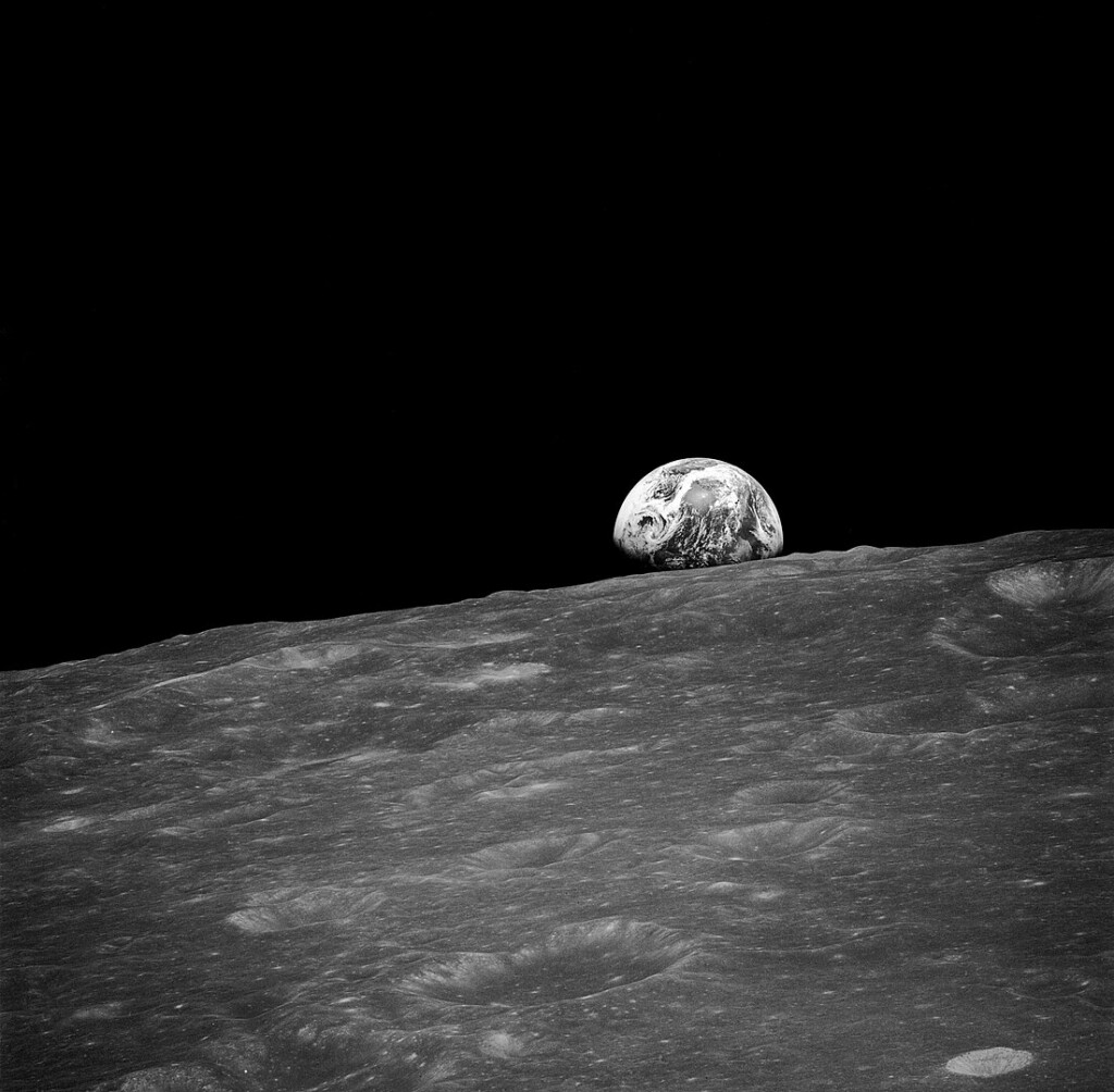 De allereerste foto van de aarde gemaakt vanuit ruimteschip in een baan om de maan, genomen kort voor de iconische Earthrise-foto door astronaut William Anders tijdens de Apollo 8-missie in 1968 - NASA Apollo Archive