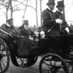 Koning Albert en president Poincaré onderweg in een koets tijdens hun officiële bezoek aan Parijs, begin december 1918