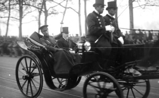 Koning Albert en president Poincaré onderweg in een koets tijdens hun officiële bezoek aan Parijs, begin december 1918