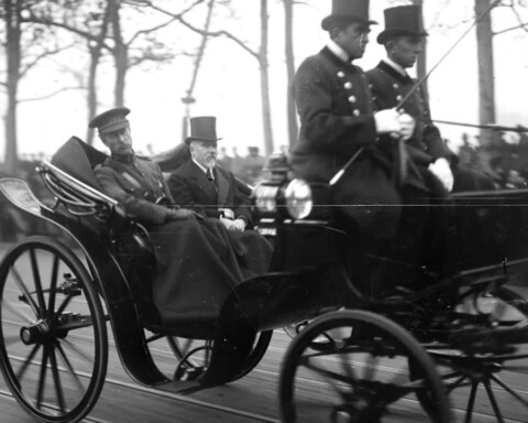 Koning Albert en president Poincaré onderweg in een koets tijdens hun officiële bezoek aan Parijs, begin december 1918