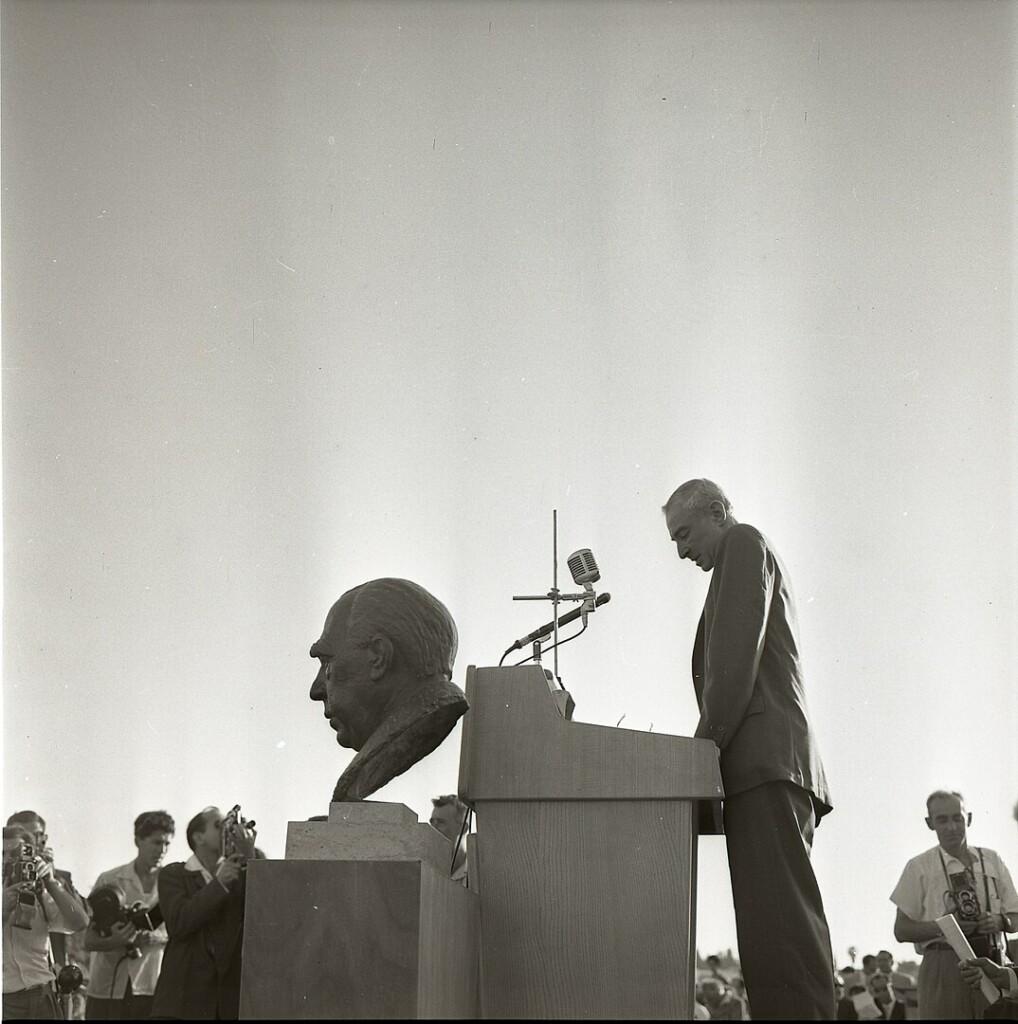 Robert Oppenheimer houdt een toespraak tijdens een bezoek aan Israël in 1966