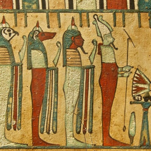 De zangeres van de god Amon brengt offers aan Osiris (vooraan) en de 'Vier Zonen van Horus'.