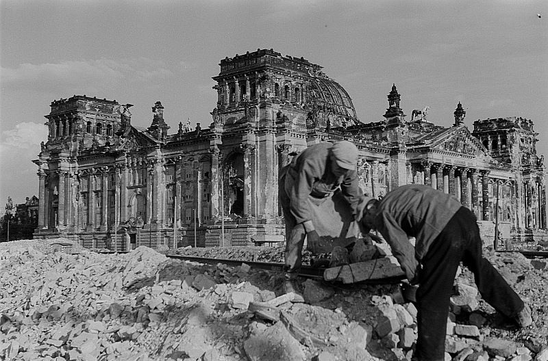 Opruimwerkzaamheden voor het zwaar beschadigde Rijksdaggebouw in Berlijn, 1947.