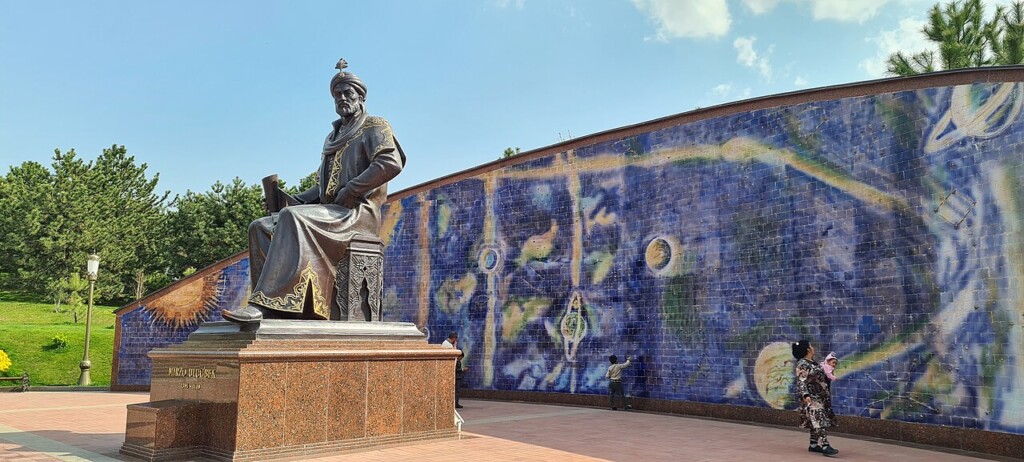 Beeld van Ulug Bey in Samarkand. 