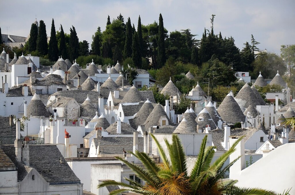 Zicht op Alberobello met zijn kenmerkende trulli