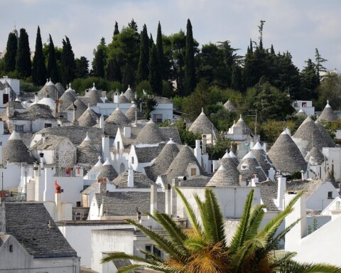 Zicht op Alberobello met zijn kenmerkende trulli