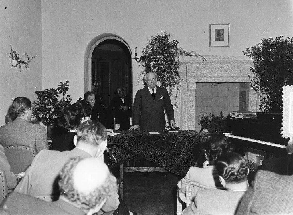 Advocaat/schrijver François Pauwels, vriend van De Jong, spreekt tijdens de herdenking op 17 oktober 1953 in Blaricum.