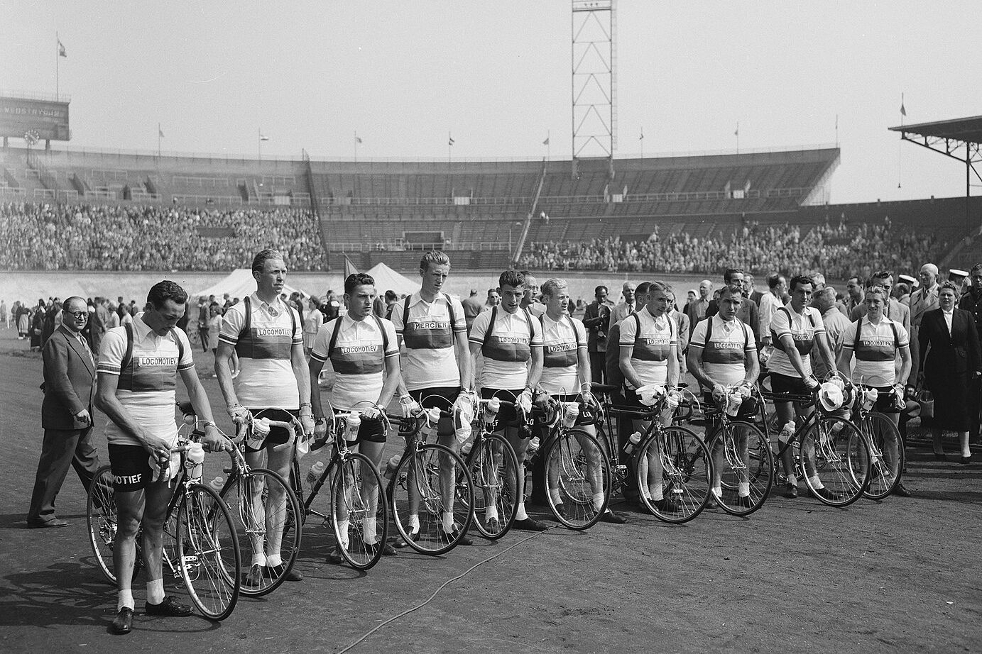 Nederlandse ploeg aan de start in het Olympisch Stadion in Amsterdam, 8 juli 1954