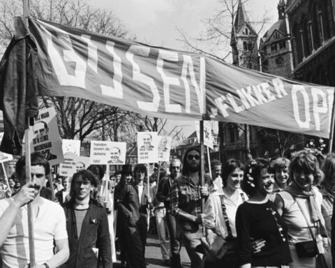 De eerste Roze Zaterdag in april 1979, waarbij gedemonstreerd wordt tegen de ultraconservatieve bisschop Jo Gijsen.