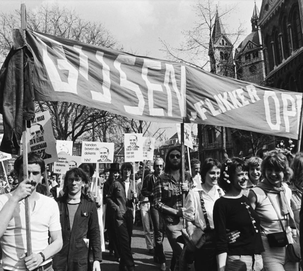 De eerste Roze Zaterdag in april 1979, waarbij gedemonstreerd wordt tegen de ultraconservatieve bisschop Jo Gijsen.