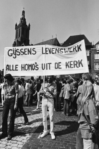 De naam Roze Zaterdag (tussen Goede Vrijdag en Paaszondag) was gekozen als steek onder water naar de bisschop.