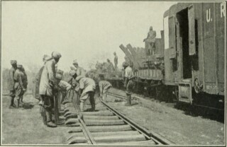 Indiase arbeiders herstellen in 1914 een deel van de Uganda Railway Line