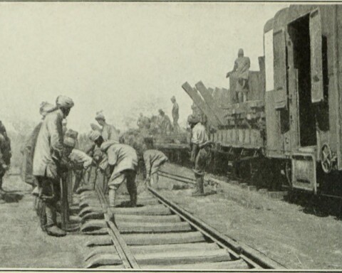 Indiase arbeiders herstellen in 1914 een deel van de Uganda Railway Line