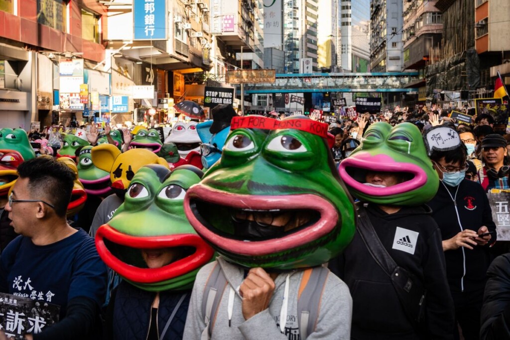 Demonstranten in Hong Kong met maskers van Pepe the Frog, 2019