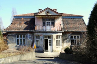 De villa van Amon Göth met het balkon dat uitzicht had op het kampterrein van Płaszów. De foto dateert uit 2013, voor een grondige restauratie.