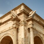 De Boog van keizer Septimius Severus in Leptis Magna, Noord-Afrika