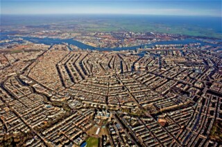 Luchtfoto van Amsterdam met de grachtengordel duidelijk te zien