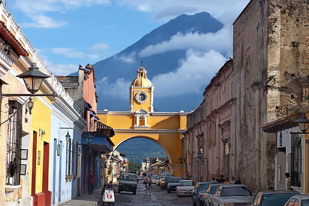 Samen met de drie vulkanen van het Panchoy-dal vormt de poort van Santa Catalina het symbool van Antigua.