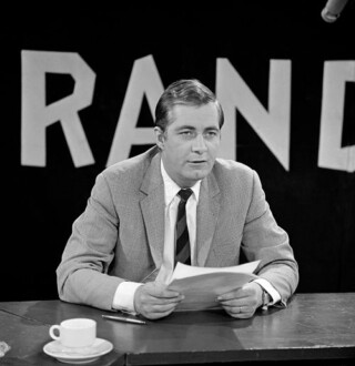 Aad van den Heuvel presenteert Brandpunt, 1968