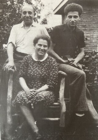 Adolf, Lina en zoon Herbert Kalmann terug in Nederland., voorjaar 1946 aan de Torenlaan in Laren.