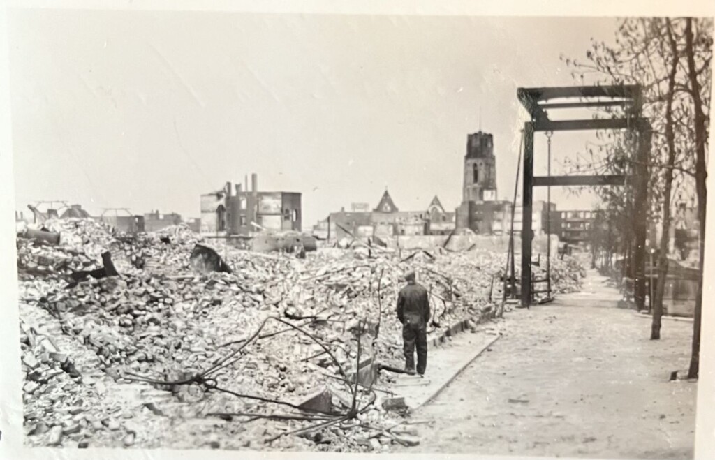 De Delftsevaart met op de achtergrond de Laurenskerk.
