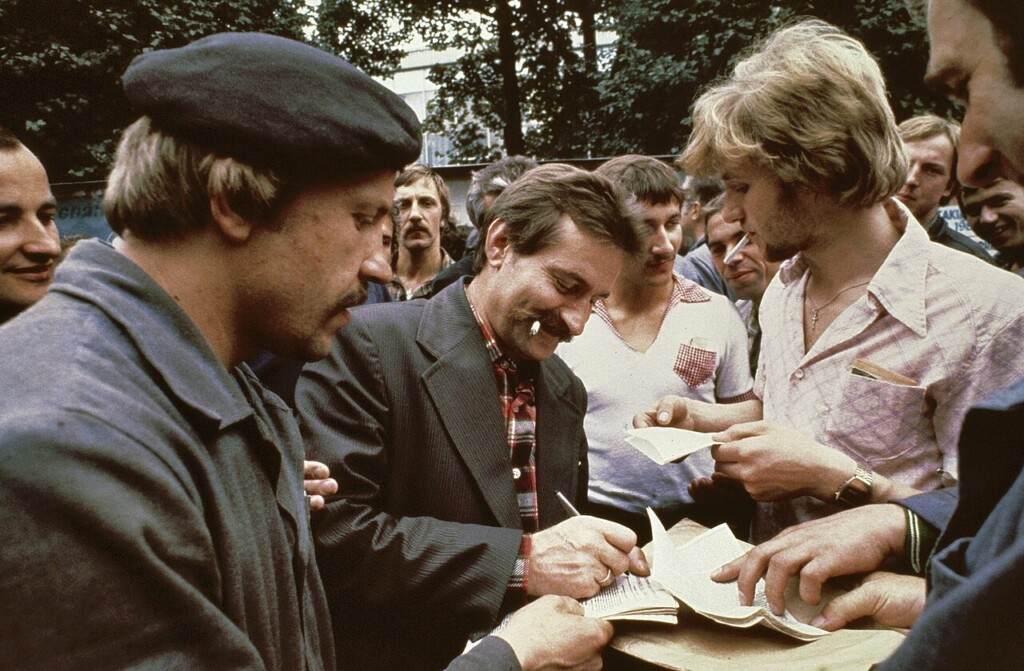 Stakingsleider Lech Walesa deelt handtekeningen uit