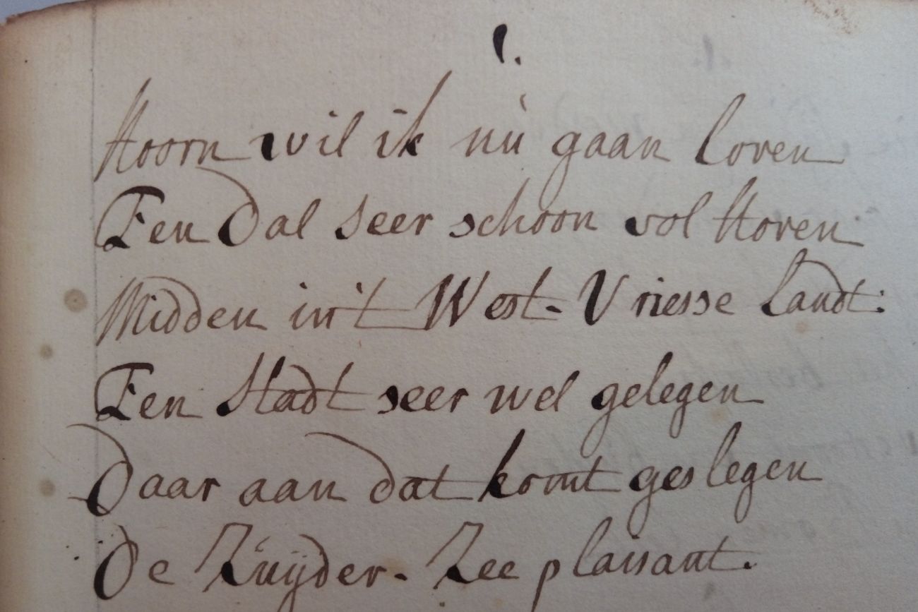 De eerste strofe van het Lofdicht op Hoorn