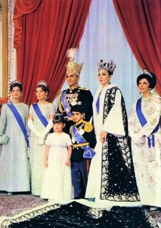 De sjah en zijn familie kort na de kroning 1967.