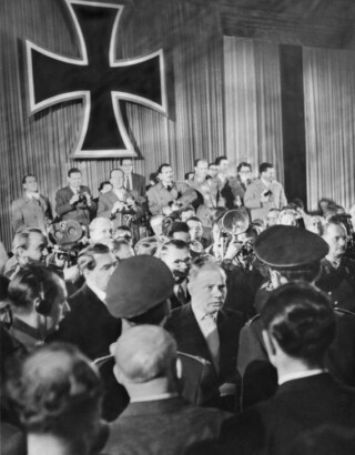 Oprichting van de Bundeswehr door minister van Defensie Theodor Blank op 12 november 1955