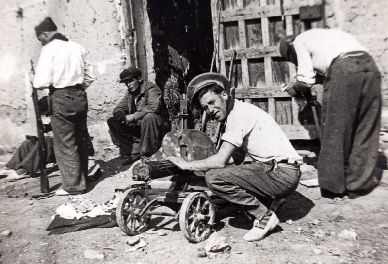 Enkele Belgen aan het front in Jarama in februari 1937