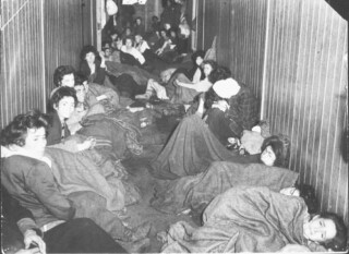 Gevangenen in Bergen-Belsen in april 1945, bij de bevrijding van het kamp.