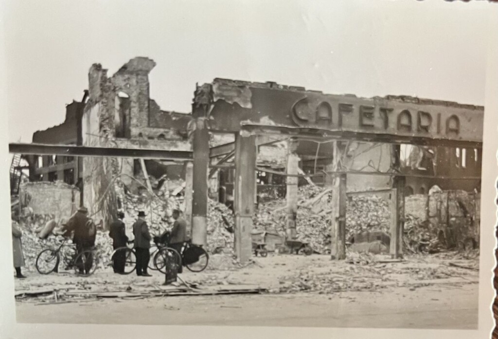 Het cafetaria aan de Stationsweg, een van de straten die na het bombardement niet meer is teruggekeerd in de Rotterdamse stadsplanning.