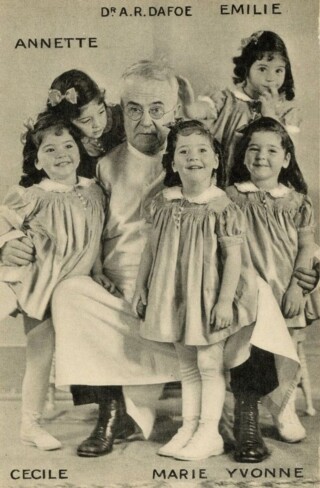 De meisjes met Allan Roy Dafoe, 1938