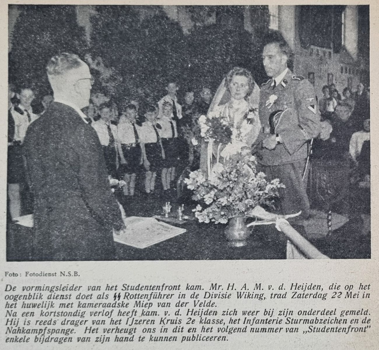 Huwelijksfoto van Henk van der Heijden en Miep van der Velde in het Studentenfront